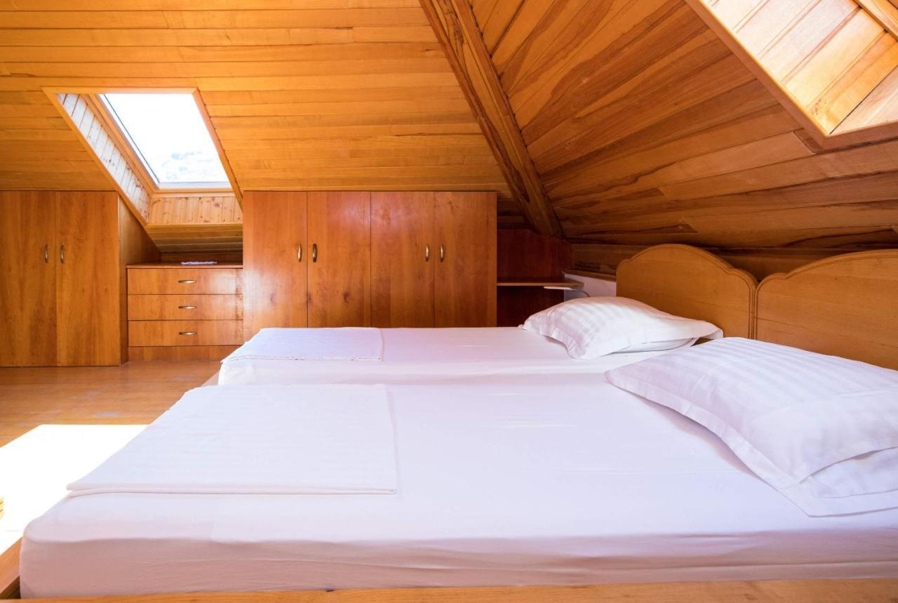 Guest House J&J Затон Екстериор снимка